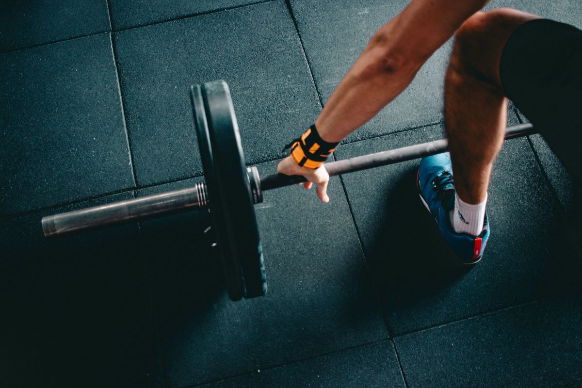 man lifting weights