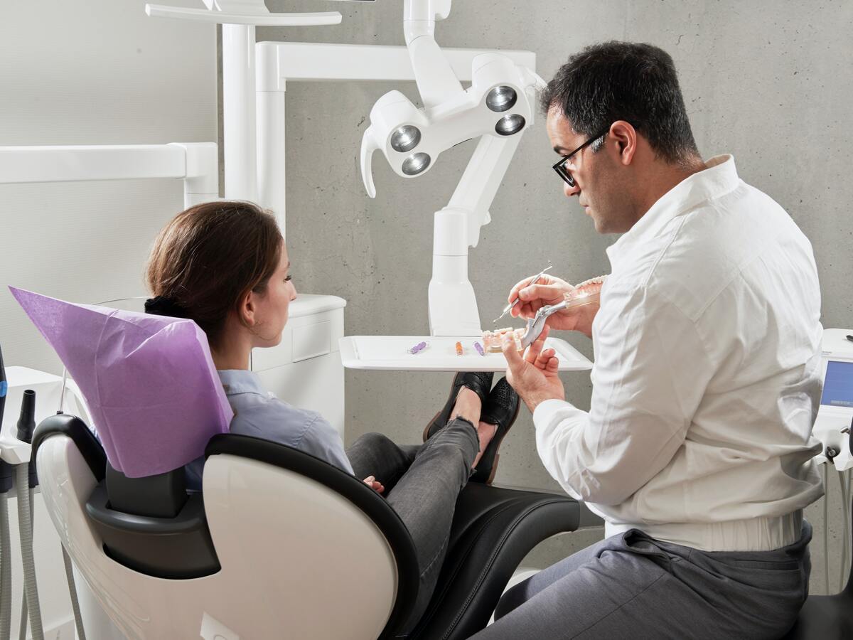 consulting dentist on tooth replacements